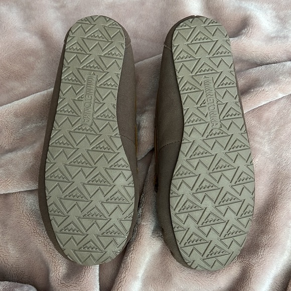 New Minnetonka Cally Slippers Womens Size 7 - Picture 2 of 2